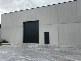 Instapklare, strategisch gelegen nieuwbouw bedrijfsunit (190 m²) te Wingene.<br /><br />Bent u op zoek naar de perfecte uitvalsbasis voor uw onderneming? Deze gloednieuwe bedrijfsunit van 190 m² in Wingene, combineert een moderne infrastructuur met een absolute toplocatie. Dankzij de strategische ligging bent u in amper 5 minuten op de E40 (op- en afrit Beernem) – een enorme troef voor uw klanten, leveranciers en medewerkers.<br /><br />Met een indrukwekkende vrije hoogte van 6,85 meter is deze multifunctionele ruimte uitermate geschikt voor opslag, productie, logistiek of ambachtelijke activiteiten.<br /><br />Waarom dit de ideale match is voor uw bedrijf:<br />- Ruimte & Hoogte: 190 m² oppervlakte met een vrije hoogte van 6,85 m.<br />- Topbereikbaarheid: Slechts 5 minuten rijden van de E40 (Beernem).<br />- Comfort & Uitstraling: Moderne, kwalitatieve afwerking inclusief een automatische sectionaalpoort, loopdeur, toilet en uitgietbak.<br />- Voorzieningen: Stads- en regenwater, elektriciteit.<br />- Parkeergelegenheid: Inclusief 1 privatieve parkeerplaats.<br /><br />Praktische info:<br />- Beschikbaarheid: Vanaf 01/09/2026.<br />- Kosten: Onroerende voorheffing is ten laste van de huurder.<br /><br />Interesse in deze unieke kans? Neem vandaag nog contact met ons op voor meer informatie of een bezoek ter plaatse! 0470 50 50 50