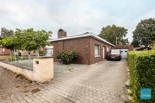 Degelijke bungalow te koop in Wichelen op een perceel van 4,10 are in rustige residentiële straat. <br />Grote woonkamer en 3 ruime slaapkamers. Naast keuken, wasplaats/berging en grote garage.<br />Dubbel glas, cv mazout, zonnepanelen met thuisbatterij.<br />Mits wat opfrissen uw ideale woning! (Uitbreiding met dakverdieping mogelijk)<br />Graag een bezoek? Bel 052/52.80.30 of mail info@goemanvastgoed.be