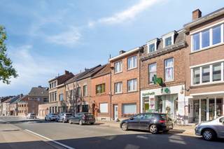 <p><strong>Uniek handelspand op toplocatie bestaande uit 2 eenheden!</strong></p><p>Deze commerciële eigendom biedt tal van mogelijkheden en bestaat uit twee afzonderlijke units die zowel samen als apart kunnen worden aangekocht.</p><p><strong>Pand 1 (nr. 38)</strong> is momenteel ingericht als apotheekruimte en beschikt achteraan over een keuken en badkamer, met rechtstreekse toegang tot de tuin. Op de verdieping bevindt zich een slaapkamer met dressing en een zolderruimte. Daarnaast is er een praktische kelder aanwezig voor extra stockage.</p><p><strong>Pand 2</strong> <strong>(nr. 40)</strong> wordt momenteel uitgebaat als schoonheidssalon en biedt een ruime commerciële oppervlakte met eveneens toegang tot de tuin.</p><p>Het volledige geheel wordt aangeboden voor <strong>€299.000</strong>.</p><p>Afzonderlijke aankoop is mogelijk:</p><ul><li><p><strong>Pand 1:</strong> €202.000</p></li><li><p><strong>Pand 2:</strong> €97.000</p></li></ul><p>Ideaal voor ondernemers, investeerders of wie wonen en werken wil combineren op een uitstekende locatie.</p><p><strong>Meer informatie of een bezoek?</strong><br />📧 tom.hendrickx@living-stone.be<br />📞 0487 89 66 32</p>