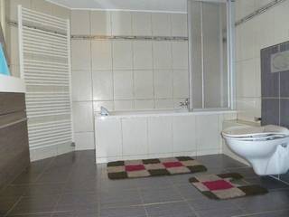 <p>Ruim en lichtrijk duplex-appartement van 110 m² nabij het Josaphatpark</p><p>Op zoek naar een ruim appartement met karakter en potentieel in een gegeerde buurt van Schaarbeek? Dan is dit duplex-appartement zeker een bezoek waard.</p><p>Met een bewoonbare oppervlakte van 110 m² (140 m² totale oppervlakte) biedt deze woning een ruime leefruimte met open keuken en eetkamer, twee volwaardige slaapkamers, een badkamer en twee praktische bergingen. Dankzij de vele raampartijen geniet het appartement van een aangename natuurlijke lichtinval.</p><p>De ligging is een absolute troef: op wandelafstand van het Josaphatpark en vlak bij winkels, scholen, openbaar vervoer en alle dagelijkse voorzieningen.</p><p>Troeven<br />- 110 m² bewoonbare oppervlakte<br />- 140 m² totale oppervlakte<br />- 2 ruime slaapkamers<br />- Veel natuurlijke lichtinval<br />- Open leefruimte met keuken en eetkamer<br />- 2 bergingen<br />- Geen gemeenschappelijke lasten<br />- Uitstekende bereikbaarheid<br />- Gelegen nabij het Josaphatpark</p><p>Een ideale woning voor wie op zoek is naar ruimte, charme en de mogelijkheid om het geheel verder naar eigen smaak te actualiseren.</p><p>-----------------------------------------------------------------------</p><p>Spacieux duplex lumineux de 110 m² à proximité du Parc Josaphat. Il se compose de 2 chambres, d'un vaste séjour avec cuisine ouverte et espace repas, d'une salle de bains ainsi que de 2 espaces de rangement. Situation idéale à proximité des commerces, écoles et transports en commun. Sans charges communes. Un bien offrant espace, luminosité et potentiel dans un quartier recherché de Schaerbeek.</p>