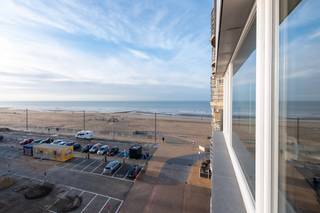 Prachtig gerenoveerd appartement te koop met een adembenemend open zicht en zicht op zee, in een verzorgde residentie, gelegen langs de Diksmuidestraat en op wandelafstand van het openbaar vervoer. Indeling: - inkomhal met apart toilet - berging voorzien van aansluiting wasmachine- lichtrijke leefruimte- open keuken voorzien van een spoeltafel, keramische kookplaat, combi-oven, vaatwasmachine en frigo met diepvriesvak. - terras aansluitend aan de keuken - badkamer voorzien van een douche, toilet en handdoekenverwarmer- slaaphoek (8m²)- slaapkamer (11m²) met overdekt terrasPluspunten:- totaal gerenoveerd- prachtig lichtinval- schitterend zicht- privatieve kelder- EPC label B - positieve elektrische keuring - recente gevelrenovatie reeds uitgevoerd - asbestveilig Op zoek naar een schitterend gerenoveerd appartement met een prachtig open zicht en zicht op zee? Contacteer ons dan nu voor een bezoek ter plaatse.