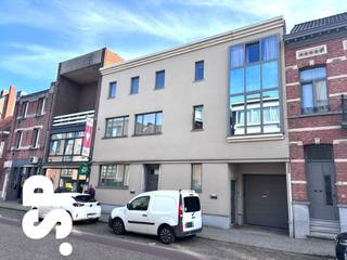 <p>Ruim triplex-appartement gelegen in het centrum van Geel.<br /><br />Het appartement heeft de volgende indeling: ruime inkomhal (tegels) met voldoende ruimte voor het plaatsen van fietsen en een aparte vuilbakkenberging op de gelijkvloerse verdieping.<br />Op de eerste verdieping bevinden zich de eerste slaapkamer met dressing/bureel (parket) en wasplaats (tegels).<br />Op de tweede<span> </span>verdieping bevinden zich de tweede en derde slaapkamer (parket), 2x apart toilet en badkamer (tegels) ingericht met douche, ligbad en dubbele lavabo. De ruime woonkamer (parket) met lichtrijke eetkamer (tegels) grenzen aan de keuken (parket) die geïnstalleerd is met vaatwasser, combi-oven, keramisch kookvuur, dampkap, koelkast en spoelbak. <br /><br />Het gezellig dakterras is te bereiken via de keuken en eetkamer.</p>
<p>- CV = aardgas<br />- EPC = 172 kWh/m²<br />- Geen gemeenschappelijke kosten!<br />- Kleine huisdieren bespreekbaar!<br /><br /></p>
<p><span>Voor bijkomende inlichtingen of een bezoek ter plaatse kan u steeds vrijblijvend contact opnemen met Immo S|P op het nummer 014/59.10.20. of via info@immosp.be.</span></p>