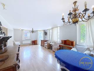 Dit prachtige appartement, gelegen op de markt van Langemark, biedt een prachtig uitzicht over het marktplein.<br /><br />Indeling van het appartement:<br />Via de inkomhal komt u terecht in de ruime woonkamer en een aanpalende keuken.<br />Achteraan heeft u toegang tot het terras, waar u rustig kunt ontspannen.<br /><br />Het appartement beschikt over één slaapkamer met aansluitend een ruime badkamer, voorzien van een bad.<br /><br />Extra troeven:<br />Topligging in het centrum, op de markt van Langemark<br />Veel ramen zorgt voor natuurlijk lichtinval<br />Terras aan de achterzijde<br />Lift aanwezig in het gebouw<br />Praktische indeling met voldoende opbergruimte<br /><br />👉 Interesse? Neem contact met ons op voor meer informatie of een bezoek!