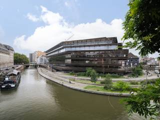 Opbrengsteigendom Kuiperskaai 11 – 9000 Gent<br /><br />Kuiperskaai 11 ligt in het historische centrum van Gent, tussen de Zuid-wijk en het François Laurentplein, op wandelafstand van het Wintercircus en het bruisende stads- en studentenleven. De kade is vlot bereikbaar met wagen, fiets en openbaar vervoer. Vergelijkbare opbrengsteigendommen komen zelden op de markt in deze omgeving - een troef voor wie exclusiviteit zoekt op een gegeerde locatie.<br /><br />Het pand is een opgesplitst deel van een breedhuis met karaktervolle voorgevel, verdeeld over drie bouwlagen boven een kelder, goed voor vier zelfstandige eenheden en een fietsenstalling:<br /><br />Eenheid 5A: (Gelijkvloers): duplex met eetkamer, keuken, badkamer, zithoek en slaapkamer<br />Eenheid 5B: (1st verdieping): studio met woonkamer, eetkamer, keuken, slaapkamer, badkamer en balkonterras<br />Eenheid 5C: (2de verdieping): studio met woonkamer, eetkamer, keuken, slaapkamer en badkamer<br />Eenheid 5D: (3de verdieping): duplex met woonkamer, keuken, badkamer, slaapkamer en berging<br /><br />Het gebouw werd in 2016 gerenoveerd en telt een totale bruto vloeroppervlakte van 225 m², verdeeld over de vier eenheden (65, 44, 44 en 55 m²). Het gebouw heeft daarnaast een kelder en een fietsenstalling. EPC D en E. Asbestveilig. Conform verhuur.<br /><br />De centrale ligging tussen Zuid en Wintercircus, de nabijheid van hogescholen en universiteit, en het brede stads- en studentenleven houden de vraag naar huurwoningen op deze locatie structureel hoog. Het pand kent vandaag een permanente bezetting, zonder leegstand - mits het plaatsen van airco units en minimale opfrissing, een interessant opbrengstverhaal, mede dankzij de renovatie van 2016.<br /><br />Totaal: € 3.069/maand huur (+ € 80/maand kosten) = € 3.149/maand, oftewel € 36.828/jaar.<br /><br />Kuiperskaai 11 combineert een schaarse, gegeerde ligging in het centrum van Gent met een volledig verhuurd pand - een opbrengsteigendom die rationeel, op cijfers en locatie, overtuigt.