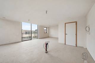 Ontdek dit nieuwbouwproject in de Kortrijkstraat 89 te Tielt, waar comfort en ruimte centraal staan. Er zijn nog slechts 5 ruime appartementen beschikbaar, elk met meerdere slaapkamers, een lichtrijke leefruimte en een mooi zonnig terras. De appartementen worden duurzaam verwarmd via geothermie en beschikken over een ondergrondse parking, praktische berging en een royale badkamer met bad, douche en dubbele wastafel.
Daarnaast zijn er nog 2 uitzonderlijk ruime handelsruimtes beschikbaar, volledig casco opgeleverd. Ideaal om volledig naar eigen smaak en concept in te richten.
Interesse? Wacht niet te lang, want de laatste units zijn snel weg. Sommige appartementen kunnen aan het verlaagd tarief van 6% BTW aangekocht worden, mits u voldoet aan de voorwaarden.
Sommige beelden bevatten een AI inrichting, deze geven u een beeld van wat de inrichtingsmogelijkheden zijn.
Prijzen zijn exclusief kosten als registratierechten, BTW en andere kosten.
Meer informatie? Contacteer Emiel via emiel@immobeguin.be
