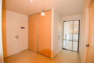 Prachtig appartement gelegen in hartje Lauwe. Inkom met vestiaere en gastentoilet. Ruime lichtrijke leefruimte met open ingericht keuken voorzien...