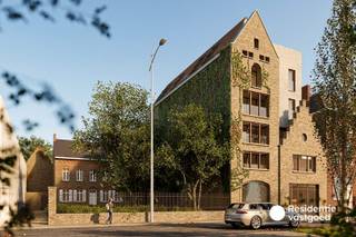 Residentie SILO blaast de voormalige graansilo’s aan de Vaartstraat nieuw leven in. Dit markante gebouw, jarenlang een herkenningspunt bij het binnenrijden van Gistel, wordt met respect voor zijn industriële verleden getransformeerd tot een exclusief en kleinschalig woonproject met slechts 10 entiteiten. Hierbij ligt de nadruk op kleinschaligheid, kwaliteit en een unieke woonbeleving in een iconisch kader, waar karakter, architectuur en hedendaags wooncomfort naadloos samenkomen. Kortom: u woont hier niet in een klassiek appartementsgebouw, maar in een uniek stukje Gistels erfgoed!<br /><br />De authentieke uitstraling van de voormalige silo blijft duidelijk voelbaar en wordt gecombineerd met een hoogwaardige afwerking, duurzame materialen en energiezuinige technieken. Zo bent u verzekerd van een comfortabele en toekomstgerichte woonomgeving, met alle nodige winkels, scholen en openbaar vervoer op wandelafstand. Bovendien geniet u van een vlotte verbinding naar de E40, Oostende en de kust.<br /><br />Het appartement beschikt over een inkomhal met apart gastentoilet, een lichtrijke leefruimte met eet- en zithoek, een open ingerichte keuken, een praktische wasberging, een overloop, twee slaapkamers, een ingerichte badkamer en een terras langs de achterzijde van het gebouw.<br /><br />Wenst u meer informatie? Wij maken graag tijd voor een persoonlijk gesprek!<br />Ref. MI25144<br /><br />Neem voorsprong met een vrijblijvende schatting via:<br />www.residentievastgoed.be/gratisonlineschatten<br /><br />Residentie SILO – uniek wonen op een plek met een verhaal.<br /><br />www.residentie-silo.be