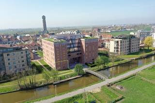 <span><span>Welkom in de Bloemmolens, een stukje industrieel erfgoed vol charme en geschiedenis. De karaktervolle torens staan al decennialang leeg, maar nu is het tijd voor verandering. Het is tijd voor de toekomst. Heden en verleden smelten samen tot een stijlvol gebouw waar comfortabel, industrieel en duurzaam wonen/werken centraal staat. <br />Om de Bloemmolens terug nieuw leven in te blazen, bouwen we de linkervleugel om tot een stijlvol wooncomplex. De toren biedt 26 unieke appartementen en voorziet ruimte voor 31 parkeerplaatsen. Met uitzicht over de Polders of op het stadscentrum, heb je een adembenemend vergezicht. Door de aanwezigheid van water en groen is het hier telkens opnieuw zalig thuiskomen. <br /><br />De rechtervleugel zal ruimte bieden aan <strong>een unieke horecazaak</strong> (gelijkvloers + eerste verdieping) in combinatie met kantoorruimtes over de resterende verdiepingen.<br />Het gelijkvloers en de eerste verdieping bieden samen een bruikbare oppervlakte van <strong>ca. 340 m²</strong>. Exterieur kan een groot zonnig terras geplaatst worden met zicht op de Broeken.<br />De unieke combinatie van karaktervolle elementen en de uitmuntende locatie, maakt dat ieder wie hier met kennis van zaken zijn horecadroom wil waarmaken onmiddellijk vertrokken is. Ben jij de ondernemer die we zoeken om hier te knallen? Bezorg ons dan snel uw visie en plan van aanpak. Samen met de bouwpromotor bekijken we wat de Bloemmolens voor u kunnen betekenen. <br /><br /><u><strong>Aanbod: </strong></u></span></span>
<ul>
<li><span><span>Gelijkvloers: commerciële ruimte van <strong>ca. 89.23 m²</strong> met zeer groot buitenterras (zicht op de Broeken);</span></span></li>
<li><span><span>Eerste verdieping: commerciële ruimte van <strong>ca. 89,52 m²</strong> + vergaderzaal van <strong>161,19 m²</strong> (voor ontvangst van bedrijven/groepen/feesten). </span></span></li>
</ul>
<br /><span><span><strong><u>Enkele unieke redenen om uw plaatsje in deze architecturale parel te bemachtigen:</u></strong></span></span>
<ul>
<li><span><span>Indrukwekkende architectuur (enig in zijn soort);</span></span></li>
<li><span><span>Centrale ligging, dicht bij stadscentrum, doch genieten van alle rust en verzichten;</span></span></li>
<li><span><span>Door casco oplevering nog volledig naar eigen smaak verder af te werken;</span></span></li>
<li><span><span>Unieke erfgoedelementen aanwezig, die de ruimte een specifiek karakter geven;</span></span></li>
<li><span><span><strong>De ruime vergaderzaal, op de eerste verdieping, kan heel wat bedrijven aantrekken en vormt de perfecte wisselwerking met uw gelijkvloerse horecazaak (win/win)</strong>; </span></span></li>
<li><span><span>Ruime fietsenstalling en parkeerplaatsen beschikbaar;</span></span></li>
<li><span><span>...</span></span></li>
</ul>
<span><span><u><strong>OPMERKING:</strong></u> Het huidig aanbod is niet casco, maar reeds met vloeropbouw, leidingen en voorzieningen ingebouwd + sanitair blok basis aanwezig. In samenspraak kan het gebouw verder op maat afgewerkt worden.</span></span><br /><br /><span><span><strong>Wens je een brochure te bekomen waar we de geschiedenis van de Bloemmolens en de nieuwe bouwplannen verder toelichten? </strong><br />Neem dan snel contact op met uw Diksimmo makelaar. We helpen u graag verder. </span></span>