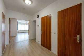 <p><span>Appartement (hoogste verdieping - 2 SLK) met zonnig terras. </span></p><p><span> </span></p><p><span>Indeling:</span></p><p><span>We bereiken deze 6de verdieping met de lift. De inkomhall van het appartement is erg ruim en beschikt over een gastentoilet, een handige berging met plaats voor de wasmachine/droger en nog een kleine vestiaire.</span></p><p><span>Langs een dubbele deur komen we in de woonkamer met terzijde een ingerichte keuken en een zuidgericht terrasje.</span></p><p><span>De badkamer is in oorspronkelijke staat en heeft een ligbad.</span></p><p><span>De beide slaapkamers liggen tegen de achtergevel.</span></p><p><span> </span></p><p><span>Extra info:</span></p><p><span>- de twee laatste foto's geven een idee van een herinrichting van de ruimten</span></p><p><span>- privatieve kelder inbegrepen</span></p><p><span>- ramen vernieuwd</span></p><p><span>- EPC: 156 kWh/(m² jaar)/label B</span></p><p><span>- elektrische installatie is conform</span></p><p><span>- gemeenschappelijke kosten: ca. 189/mnd (C.V., water, elektriciteit, blokpolis, onderhoud lift, syndicus, etc.) +  24 RF/mnd.</span></p><p><span> </span></p><p><span> </span></p>