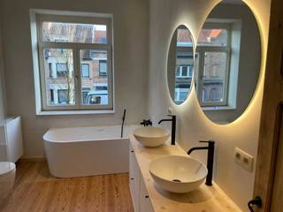 Alle info vind je op www.oostendsesteenweg43.be<br /><br />Deze woning werd zonet volledig gestript en weer opgebouwd volgens de regels van de kunst, toekomstgericht, ecologisch, met veel aandacht voor isolatie. Hierdoor hebben wij een uitzonderlijk goed E-peil E31 bereikt met een EPC A van 51kWh/m2.<br /><br />Bij de afwerking werd gekozen voor warme, natuurlijke materialen zoals leem, stuc clay en houten CLT-panelen.<br />De 'koterij' achteraan werd afgebroken en daar staat nu een volledige nieuwe achterbouw.<br />Het dak werd vernieuwd met zonnepanelen en is zeer goed geïsoleerd. <br />De zonnige tuin is zuidwest gericht.<br />Een warmtepomp voedt de vloerverwarming beneden en de convectoren op de verdiepingen.<br /><br />Indeling:<br /><br />Gelijkvloers:<br />-Ruime technische ruimte vooraan met plaats voor enkele (bak)fietsen<br />-Apart toilet<br />-Geïnstalleerde keuken<br />-Woonkamer in de nieuwe uitbouw<br /><br />Eerste verdieping:<br />-Grote badkamer met inloopdouche en bad<br />-Masterbedroom aan de achterzijde<br />-Kleine kamer of bureau aan de voorzijde<br /><br />Tweede verdieping:<br />-Badkamer met inloopdouche<br />-Grote kamer aan de achterzijde<br />-Kleinere kamer aan de voorzijde<br />-Stapelzolder<br /><br />Contact: <br />-0476 61 41 43<br />-wouter@debouwerie.be<br />-www.oostendsesteenweg43.be<br />