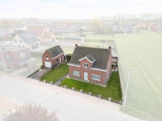 Alleenstaande woning met tuin en garage en aangenaam vrij zicht op de omliggende weilanden.INDELINGWONING:GELIJKVLOERS: inkom en toilet, voorplaats...