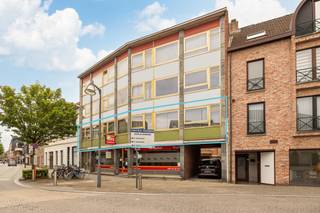 <strong>Zeer ruim (162m²) appartement op de eerste verdieping (lift) met 2 slaapkamers, badkamer, terras, kelder en garage (verplicht bij aan te kopen aan €12.000) EPC: 200 kWh/m² (B Label).</strong><em><span><strong><br /></strong><br /><strong>Ligging:</strong></span><span> </span></em><span>centrum van Turnhout, op wandelafstand van de Grote Markt en met goede bereikbaarheid van de ring van Turnhout.<br /><br /><em><strong>Indeling:</strong></em> lift, inkomhal, woonkamer, keuken, berging, twee slaapkamers, badkamer, toilet, terras met berging, garage.<br /></span><em><br /><strong><span>Omschrijving:</span></strong><span> </span></em><span> appartement met een bewoonbare oppervlakte van 162 m², gelegen op de eerste verdieping van een kleinschalig appartementsgebouw met lift, in het centrum van Turnhout.</span><strong><br /></strong><span>Ruime inkomhal met vestiaire, vooraan grote lichtrijke woonkamer, aparte keuken, 2 slaapkamers, gastentoilet en badkamer, westgericht terras, garagebox en kelderberging. </span><span>Vernieuwde hoogcondensatie ketel (2024) en dubbele beglazing.</span><br /><span>Garage met handmatige poort die verplicht bij aan te kopen is aan € 12.000.<br /></span><br /><span>Epc-score: 200 kWh/m² (B-label).</span><br /><span>Asbestveilig gebouw</span><em>.<br /></em>
<p><strong>Vermeldingen inzake bijzondere infoplicht:</strong><span> </span>omgevingsvergunning stedenbouwkundige handelingen uitgereikt, woongebied, geen rechterlijke herstelmaatregel of bestuurlijke maatregel opgelegd, geen voorkooprecht ruimtelijke ordening, geen omgevingsvergunning voor verkavelen van gronden, geen watergevoelig openruimtegebied.</p>