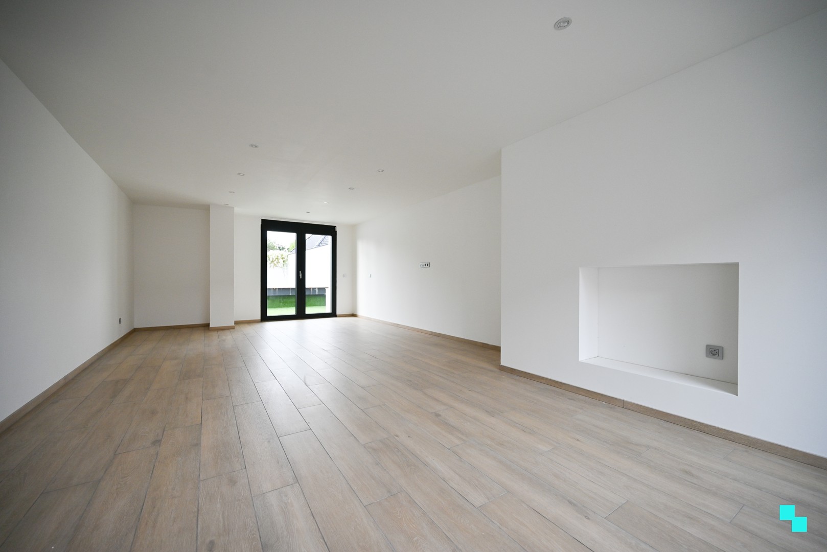 Compleet vernieuwde duplex met 4 slaapkamers en zonneterras in hartje Wevelgem - foto 2