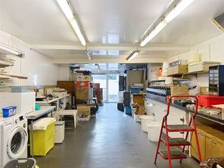 Handelspand, gelegen in het centrum van Boom, met een zeer ruime woonst.Op het gelijkvloers een winkelruimte met een mooie etalage. Achteraan een...