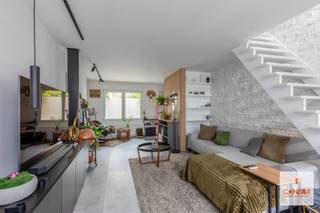 Deze <strong>gezellige stadswoning</strong> in de Hoefijzerstraat combineert een praktische indeling met een aantrekkelijke ligging. Gelegen in het bruisende Ledeberg geniet je van een vlotte verbinding naar het centrum van Gent, openbaar vervoer, winkels, scholen en invalswegen. <br /><br />Bij het betreden van de woning kom je in de inkomhal, die toegang biedt tot de <strong>lichtrijke leefruimte</strong> met open keuken. Verder vind je op het gelijkvloers een apart gastentoilet en een <strong>praktische wasruimte</strong>. Achteraan bevindt zich een <strong>gezellige stadskoer</strong>, waar je in alle rust kan genieten. Op de eerste verdieping bevinden zich een ruime slaapkamer,de badkamer en een apart toilet. Via deze verdieping is er bovendien toegang tot de zolder, die bereikbaar is via een uitschuifbare trap en extra bergruimte biedt.<br /><br />Een ideale woning voor starters, alleenstaanden of als investering, op een centrale en gegeerde locatie in Ledeberg.<br /><br />Wenst u een bezoek in te plannen? Contacteer Laura via 0492 07 26 62 of <strong>laura@convas.be</strong>