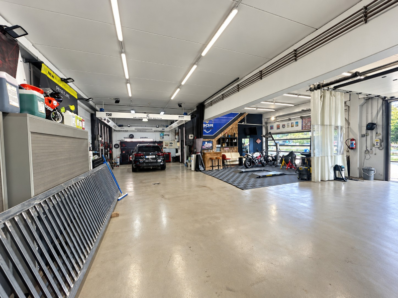 ** COMPROMIS IN OPMAAK ** - Uitstekend KMO-gebouw met Magazijn, Kantoren, en Parkeerfaciliteiten - foto 4