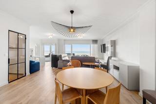 Dit volledig instapklaar gelijkvloers appartement op de Zeedijk in Middelkerke biedt een unieke kans om te wonen aan zee met alle comfort...