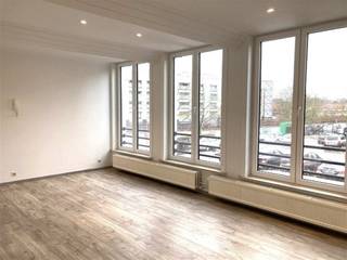 Zeer centraal gelegen appartement op de eerste verdieping.Het appartement bestaat uit een aparte ingang met trap die toegang geeft tot een ruime...