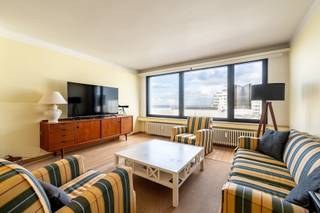 Lichtrijk appartement met zijdelings zeezicht nabij het CasinoOntdek dit ruim en lichtrijk appartement op de vijfde verdieping, ideaal gelegen vlak...