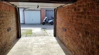 <p>Ben jij op zoek naar een plek om uw auto, fietsen en/of waardevolle spullen te stallen? Of hebt u interesse in een investering zonder zorgen? Dan bent u hier aan het juiste adres!</p>
<p>Deze garagebox bevindt zich op een praktische locatie in de Hobokense wijk Moretusburg. Dankzij de centrale ligging en vlotte verbinding richting Hoboken-Centrum en Antwerpen vormt dit de ideale parkeer- of opslagoplossing voor buurtbewoners en pendelaars.</p>
<p>Via de private doorrit bereikt u de garagebox met een praktische sectionale poort. Deze heeft een oppervlakte van maar liefst 14 m².</p>
<p><strong>Momenteel verhuurd </strong>à € 80,00/maand wat zorgt voor € 960,00 op jaarbasis. Dir resulteert in een rendement van 4,85 %.</p>
<p><strong>Technische gegevens: </strong>De doorrit is +/- <strong>2 meter breed</strong>. De maximale hoogte is +/- <strong>3 meter</strong>.</p>
<p><strong>Stedenbouwkundige inlichtingen, bodemattest en asbestattest in aanvraag. Bevindt zich niet in een risicozone voor overstromingen (P- en G-score B). </strong></p>
