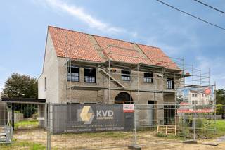 Gelegen in de straat Kopberg te Balen-Hulsen geniet deze duurzame woonst van een uiterst rustige ligging met toch tal van faciliteiten in de nabije omgeving. Daarnaast beschikken we over een vlotte verbinding met alle omliggende gemeenten.<br /><br />Beschrijving:<br />We betreden deze ruime woning via de inkomhal met vestiaireruimte en apart gastentoilet. Vervolgens komen we terecht in de lichtrijke leef- en eetruimte, dewelke naadloos overgaat in de volledig uitgeruste, open keuken met achterliggende bergruimte. Vanuit de open ruimte betreden we het terras, waar het heerlijk vertoeven is dankzij de gunstige oriëntatie.<br /><br />Op de eerste verdieping worden er 3 volwaardige slaapkamers alsook een luxueuze badkamer voorzien. Verder bevindt er zich in de nachthal nog een apart toilet alsook een aparte wasplaats. De vaste trap biedt ons tot slot nog toegang tot de zolderverdieping. Deze grote zolder biedt nog tal van mogelijkheden.<br /><br />Het zuid-west geörienteerde perceel van 461m² zorgt nog voor een aangename tuin waarbij naast de woning een carport wordt voorzien. Als extra troef kan men vanuit de achtertuin rechtstreeks het achterliggende bos en natuurgebied bewandelen.<br /><br />Extra:<br />- Zonnepanelen aanwezig<br />- Rolluiken op de bovenverdieping<br />- Carport naast de woning<br />- Domotica inbegrepen (Niko Home Control)<br /><br />Voor meer informatie maken we graag tijd voor u vrij. U kunt hiervoor een afspraak maken via info@vastengoed.be of telefonisch via 014/72.73.74.<br /><br />Wenst u een gratis schatting van uw eigendom? Contacteer ons voor een afspraak via 014/72.73.74.