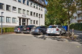 IN SAMENWERKING MET RELIPLAN NEDERLAND<br />
<p>Instapklare kantooretage te koop – Kortrijksesteenweg 1060, Gent (Sint-Denijs-Westrem).</p>
<p>Op een zichtlocatie langs een van de belangrijkste invalswegen van Gent en vlak bij de E40 vindt u deze representatieve kantoorverdieping van ca. 418 m² met 5 privatieve parkeerplaatsen. De ligging combineert maximale bereikbaarheid met zichtbaarheid: de tram en Park+Ride zijn op wandelafstand, station Gent-Sint-Pieters ligt op enkele minuten.</p>
<p>Het gebouw (1981) werd in 2015 grondig gerenoveerd. De indeling biedt een royale centrale zaal met hoogcapaciteitsventilatie, meerdere lichtvriendelijke kantoren en vergaderruimtes, multifunctionele lokalen, een volwaardige keuken en een verzorgd sanitair blok. Dankzij de flexibele structuur is de ruimte inzetbaar als kantooromgeving, diensten- of vergaderlocatie, maar ook voor sociaal-culturele bijeenkomsten.</p>
<p>De afwerking omvat parketvloeren, verlaagde plafonds met geïntegreerde verlichting, databekabeling, ingemaakte kasten en aluminium ramen met dubbele beglazing. Toegang en veiligheid zijn voorzien via videofoon, alarmsysteem en gepantserde inkomdeur.<br /><br />Ontdek de mogelijkheden en plan uw bezoek.</p>