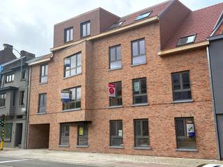 Residentie GreenScape ligt op een uitzonderlijk plek in de stad Bissegem. Het project is gelegen in de Meensesteenweg palend aan de groene omgeving van de neerbeekvallei, Bissegem plage en pal in het bruisende centrum. Daarbij een zeer vlotte verbinding met op 2 minuutjes van de oprit R8 en vlotte verbinding naar A19/E17/403.<br /><br />Deze exclusieve residentie GreenScape bestaat uit 7 ruime woonappartementen, waarvan 6 tweeslaapkamers en 1 éénslaapkamer, mogelijkheid om de gemeenschappelijke tuin te benutten en verschillende app’en met ruime terrassen. Daarenboven een sterke energiezuinigheid met E-peil van 17 of lager, verwarming voorzien via individuele warmtepomp en vloerverwarming, ...<br /><br /><br />De appartemeten zijn volledig naar eigen keuze in te richten, voorzien van moderne keuken en badkamer met ruime keuze aan topmaterialen, ruime berging en genieten van de namiddag -en avondzon vanop het terras met een verbluffend zicht op de achterliggende groenzone en toegang tot het natuurreservaat “Neerbeekvallei”.<br /><br />In de residentie zijn er ook achterliggend 7 ruime open carports voorzien én fietsenstalling op het gelijkvloers.<br /><br />Maak van deze Residentie uw Eigen stek of uiteraard ook uitermate geschikt als investeringsproject. Benieuwd naar deze unieke plek om te wonen? Bel ons, wij voorzien u graag van alle info en plannen.<br /><br />Onze Ref. DEV4239