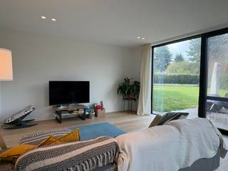 <p>Deze moderne en lichtrijke halfopen bebouwing is uitstekend gelegen in een rustige omgeving, met vlotte verbinding naar belangrijke invalswegen.</p><p>U betreedt de woning via de inkomhal met gastentoilet. </p><p>Op het gelijkvloers bevindt zich een ruime leefruimte met grote raampartijen die zorgen voor een overvloed aan natuurlijk licht. </p><p>De open, volledig ingerichte keuken biedt een mooi zicht op de tuin en sluit aan op een praktische berging met alle nodige aansluitingen.</p><p></p><p>Op de eerste verdieping vindt u de nachthal, een moderne badkamer uitgerust met een inloopdouche en dubbele lavabo, een apart toilet en drie volwaardige, karaktervolle slaapkamers.</p><p></p><p>De zuidgerichte, aangelegde tuin met terras biedt optimaal comfort en privacy. Via een dubbel tuinpoortje is de tuin eveneens toegankelijk, ideaal voor het stallen van fietsen of tuinmateriaal in de handige tuinberging.</p><p></p><p>Deze woning blinkt uit in energiezuinigheid dankzij onder meer zonnepanelen en een warmtepomp. </p><p>Daarnaast is regenwaterrecuperatie voorzien, aangesloten op zowel de toiletten als binnen- en buitenkraan.</p><p></p><p>De woning is gelegen op wandelafstand van het Kasteel van Borluut en het Borluutpark, en bevindt zich in de nabijheid van belangrijke verbindingswegen zoals de Kortrijksesteenweg en de verkeerswisselaar van de E40 en E17.</p><p></p>