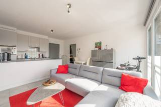 Mooi appartement gelegen in het rustige Lissewege met een vlotte bereikbaarheid richting kust of richting Brugge. Het appartement is gelegen op het eerste verdiep in een mooie residentie en bestaat uit de inkomhall met toilet, mooie leefruimte met open keuken. Bergruimte met aansluiting voor wasmachine, 1 slaapkamer en een badkamer met lavabo en ligbad. Mogelijkheid om een garagebox aan te kopen palend aan de residentie. Kan zeker ook dienen als investering met standvastige huurder. Ref.A532
