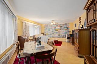 <p>Te koop: Verhuurd appartement in het centrum van Laken op korte afstand van scholen en belangrijke invalswegen.<br />Dit appartement uit 1970 biedt een praktische indeling en een centrale ligging, ideaal voor wie wil wonen nabij alle stedelijke voorzieningen. De woonkamer is ruim en licht, er is een slaapkamer en bureau. Dankzij de nabijheid van scholen en goede verbindingen met het openbaar vervoer is dit een uitstekende keuze voor zowel starters als investeerders.</p>
<p> </p>
<p>Belangrijkste ruimtes:<br />• Ruime woonkamer (32 m²) met veel lichtinval<br />• Keuken (7 m²) met functionele indeling<br />• Slaapkamer (16 m²) <br />• Bureel (6 m²) ideaal als werk- of hobbyruimte<br /><br />Troeven:<br />• Centrale ligging nabij scholen en openbaar vervoer<br />• Functionele indeling met aparte werkruimte<br />• Compact terras voor buitenmomenten</p>
<p> </p>
<p>Neem vandaag nog contact op met je ERA-makelaar voor een bezoek.<br />JOUW DROOMAPPARTEMENT. ZO GEVONDEN!</p>