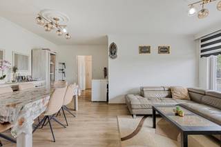 <p>immo DAVID stelt voor: instapklaar appartement met prachtig uitzicht op het park</p>
<p>Dit volledig gerenoveerde appartement van 72 m² is gelegen op de 6e verdieping en combineert een aangename lichtinval, modern comfort en een prachtig, onbelemmerd uitzicht over het park.</p>
<p>De ruime leefruimte van 24 m² en de keuken genieten volop van het groene uitzicht. De twee slaapkamers van 12 m² en 8 m² bieden rust en comfort. De moderne, ruime badkamer beschikt over een ligbad en is stijlvol ingericht.</p>
<p>Op het aangename terras van 7 m² kan je volop genieten van de zon en het uitzicht op het park.</p>
<p>Het appartement beschikt over PVC-ramen met dubbele beglazing, een EPC-label B en conforme elektriciteit, waardoor het volledig instapklaar is en een goede energieprestatie biedt.</p>
<p>De ligging is bijzonder praktisch, nabij de Ring, het centrum van Brussel, het UZ Jette, scholen, openbaar vervoer, winkels, het Laarbeekbos en diverse fietspaden.</p>
<p>Een ideale combinatie van licht, groen, comfort en een uitstekende ligging!</p>