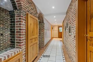 Charmante woning in Sint-Gillis-Dendermonde<br /><br />📍 Hullekenstraat 73, 9200 Dendermonde<br />🏡 Bruikbare vloeroppervlakte: ca. 262 m²<br />📊 EPC: 130 kWh/m²<br /><br />In het centrum van Sint-Gillis-Dendermonde bevindt zich deze zeer charmante en kwalitatief afgewerkte open bebouwing, waar ruimte, comfort en energiezuinig wonen mooi samenkomen.<br /><br />De woning wordt betreden via een centrale inkomhal die toegang geeft tot een bijzonder ruime en lichtrijke leefruimte met gezellige haard. De open, volledig uitgeruste keuken sluit hier perfect op aan en vormt samen met de leefruimte een aangename en open leefzone. Dankzij de grote raampartijen geniet u overal van veel lichtinval en een mooi zicht op de tuin.<br /><br />Verder beschikt de woning over een verzorgde badkamer met zowel bad als douche en maar liefst vier ruime slaapkamers, waardoor ze ideaal is voor gezinnen of wie extra ruimte zoekt voor bureau of hobby.<br /><br />Met een bewoonbare oppervlakte van ca. 262 m², een garage, oprit en overkapping biedt deze woning bovendien voldoende ruimte voor wie comfortabel wil wonen. Ook de kelder zorgt voor extra stockageruimte.<br /><br />De woning werd afgewerkt met kwaliteitsvolle materialen zoals meranti schrijnwerk, natuursteen en parket, wat bijdraagt aan de warme en tijdloze uitstraling. Energetisch scoort ze sterk met een EPC van 130 kWh/m².<br /><br />Een instapklare en karaktervolle woning op een centrale ligging die u zeker gezien moet hebben.<br />Voor meer informatie of een bezoek: 052 20 24 40 of niels@berno.be
