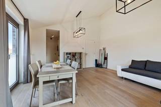 Op een boogscheut van het centrum van Rumbeke vinden we deze residentie terug. Het appartement beschikt over een bewoonbare oppervlakte van 79m² en...