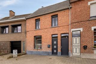 <p><span><span>Deze energiezuinige, instapklare woning is gelegen in Kalfort, Puurs, op wandelafstand van de school en met een vlotte verbinding naar de N16 en A12. De woning werd in 2012 gerenoveerd. </span></span></p><p><span><span>Op het gelijkvloers vindt u een ruime, lichtrijke woonkamer met aansluitende open keuken, een badkamer en een berging met extra douche. Naast de keuken bevindt zich nog een bijkomende berging, die ook bereikbaar is via de straatzijde en ideaal is om vuilnisbakken en fietsen te stallen. </span></span></p><p><span><span>Op de eerste verdieping zijn er drie slaapkamers, en via de vaste trap bereikt u de ruime zolder, die perfect kan dienen als vierde slaapkamer, bureau of extra stockageruimte. </span></span></p><p><span><span>De woning heeft een afgesloten zuidwest gerichte tuin met tuinberging.</span></span></p>
