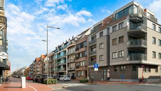 Aan de zonnekant van de Paul Parmentierlaan, in het centrum van Knokke en op wandelafstand van zee en strand, bieden wij dit energiezuinig, verzorgd appartement te koop aan. Ideaal voor wie op zoek is naar wooncomfort en gemak nabij de Lippenslaan met een groot aanbod aan winkels, restaurants en andere voorzieningen. Het appartement maakt deel uit van een kleinschalige en familiale residentie met slechts één appartement per verdieping. <br /><br />Indeling: inkom met toilet, lichtrijke leefruimte, uitgeruste keuken, twee volwaardige slaapkamers, badkamer, balkon achteraan.<br /><br />Kelderberging en fietsenstalling. <br /><br />Goedgekeurd elektriciteitsattest en condensatieketel op aardgas.<br /><br />Bezoeken? Graag na afspraak met Avantimmo op het nummer 050 62 50 55