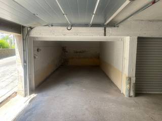 Garagebox te koop te Rozenlaan 1, Middelkerke, in de residentie "Marbella". De box is gelegen vlak bij het Normandpark en de Koninginnelaan, op wandelafstand van het centrum. Daarnaast heeft de garagebox een vlotte in- en uitrit.Afmetingen: - breedte: 2.96m- inrijhoogte: 1.65m- diepte: 5.65mBent u geïnteresseerd in deze vlot bereikbare garagebox? Contacteer ons voor meer info of een bezoek!Bestuursmaatregelen in het maatregelenregister: nee
