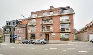 <p>Dit appartement in Tongeren met 3 slaapkamers, terras en garage wordt aangeboden via een verkoop in lijfrente of via aankoop van de naakte eigendom. Het betreft geen klassieke verkoop, maar een interessante investeringsformule waarbij de verkoper het levenslange woonrecht behoudt via een vruchtgebruik- of lijfrenteconstructie. Dit biedt investeerders de mogelijkheid om vandaag vastgoed aan te kopen met een duidelijk en toekomstgericht kader.<br /></p><p>Met een bewoonbare oppervlakte van 120 m² geniet het appartement van een ruime en lichtrijke indeling op een centrale ligging, op wandelafstand van het centrum en alle dagelijkse voorzieningen.<br /></p><p>Bij het binnenkomen kom je terecht in een inkomhal die toegang geeft tot de verschillende ruimtes. De ruime woonkamer vormt het hart van het appartement en wordt gekenmerkt door grote raampartijen die zorgen voor een overvloed aan natuurlijk licht. Aansluitend bevindt zich de keuken, die in 2019 volledig werd vernieuwd en praktisch is ingericht.<br /></p><p>Het appartement beschikt over drie volwaardige slaapkamers, wat het geschikt maakt voor diverse woonbehoeften. Ook de badkamer werd in 2019 gerenoveerd en modern afgewerkt. Dankzij de logische indeling ontstaat een aangenaam en open woongevoel.</p><p>Buiten beschikt het appartement over een terras waar de bewoner in alle rust kan genieten. Daarnaast is er een royale kelderberging en een ondergrondse garagebox, beide bereikbaar via de lift. Bovendien is er een extra bovengrondse parkeerplaats aanwezig.</p><p>Ook technisch werd het appartement goed onderhouden. Zo werden het dak en de muren geïsoleerd en werd in 2020 een nieuwe gasketel geplaatst, wat bijdraagt aan het wooncomfort en de energieprestatie.<br /></p><p>De ligging vormt een sterke troef. Winkels, scholen en openbaar vervoer bevinden zich op wandelafstand en het appartement maakt deel uit van een kleinschalige residentie die volledig bereikbaar is per lift.<br /></p><p>Er zijn twee aankoopmogelijkheden. Je kan kiezen voor een aankoop in lijfrente, waarbij een eenmalige betaling gecombineerd wordt met een maandelijkse rente, of voor aankoop van de naakte eigendom waarbij de verkoper het levenslange vruchtgebruik behoudt. Beide formules maken dit een bijzonder interessante investering op lange termijn.<br /></p><p>Een extra troef: het appartement wordt volledig gemeubileerd verkocht.<br /></p><p>Ben je op zoek naar een investering met toekomst in Tongeren? <br />Neem contact op en ontdek de mogelijkheden tijdens een bezoek.</p>