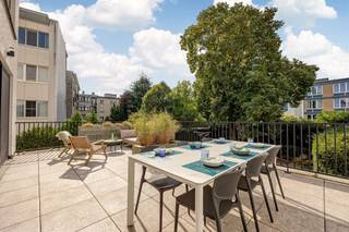  In a totally renovated building (2019) on the Left Bank, you will discover this large, stylish apartment with two bedrooms and a huge terrace...