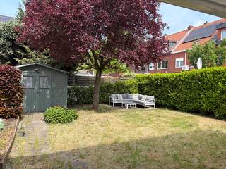 Instapklare gezinswoning met 4 ruime slaapkamers in een rustige, groene wijk in Ekeren<br /><br />Welkom in deze ruime en uitstekend onderhouden halfopen gezinswoning, gelegen in een bijzonder rustige en kindvriendelijke wijk in Ekeren. Hier woon je in een verkeersluwe straat waar enkel bestemmingsverkeer komt..<br />De woning bevindt zich op een uitstekende locatie, vlak bij het centrum van Ekeren, met scholen, winkels en openbaar vervoer in de directe omgeving. Bovendien zijn de belangrijkste invalswegen en opritten naar de autosnelwegen vlakbij. <br /><br />Via de ruime inkomhal met gastentoilet kom je in de lichtrijke leefruimte, waar het mooie blokparket en de grote raampartijen voor een warme en aangename sfeer zorgen. De moderne open keuken, is volledig uitgerust en vormt samen met de leefruimte het gezellige hart van de woning.<br />Op het gelijkvloers bevinden zich daarnaast een praktische bureau, een afzonderlijke wasruimte en een inpandige garage.<br /><br />Vanuit de leefruimte heb je toegang tot de gezellige, groene tuin met een ruim overdekt terras. De tuin is ook bereikbaar via een poortje in de servitudeweg.<br /><br />Op de eerste verdieping bevinden zich twee grote slaapkamers, een badkamer met dubbele lavabo, douche en toilet en een extra ruimte die perfect kan worden ingericht als dressing, hobbyruimte of praktische berging.<br /><br />De tweede verdieping werd in 2023 aangepakt en biedt nog eens twee grote slaapkamers en een tweede douchekamer met douche, lavabo en toilet. Het dak werd in datzelfde jaar geïsoleerd.<br /><br />Ook op vlak van energie en comfort heeft deze woning heel wat troeven: EPC C, 8 zonnepanelen met thuisbatterij, zonneboiler, geïsoleerd dak (2023), laadpaal aan de woning, oprit, grote kelder, verkeersluwe straat.<br /><br />Een instapklare gezinswoning waar je zonder renovatiewerken meteen kan intrekken. <br /><br />Voor meer informatie of een bezoek ter plaatse, gelieve contact op te nemen op nummer: 0497/43.41.57 (geen immo) of via mail: annvermeiren19@hotmail.com