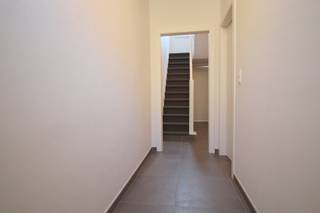 Dit pand is gelegen op wandelafstand van het centrum van Brugge en biedt een vlotte verbinding via de snelwegen én het station van Brugge.De woning...