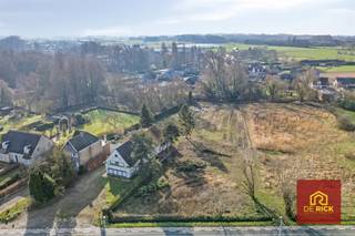 Deze eigendom is interessant door zijn locatie op drukke weg tussen Aalst en centrum Moorsel. Achter de villa bevindt zich een zeer grote loods...