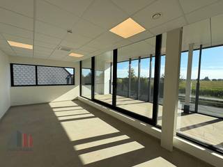 Uitzonderlijk modern en stijlvol nieuwbouw kantoor/showroom met een oppervlakte van 500 m² te huur. Uitstekend gelegen langs én met fenomenale <strong>visibiliteit </strong>van de bedrijvige Westerring (N60) met onmiddellijke verbinding naar de <strong>E17</strong>. <br /><br />Het gebouw is opgedeeld in een gelijkvloerse- en eerste verdieping. De grote glaspartijen benadrukken de moderne en open uitstraling van de ruimte met een overvloed aan natuurlijk lichtinval. De ruimtes zijn voorzien van een <strong>high-end</strong> afwerking: sanitair, verwarming, koeling, ventilatie, volledig uitgeruste keuken, douche, parlofoon, zonnewering, computervloer, ...<br /><br />Tevens aanwezigheid van 2 privatieve <strong>terrassen </strong>en ruime <strong>parkeermogelijkheden </strong>met camerabewaking. <strong>Onmiddellijk beschikbaar</strong>. <br /><br />Contacteer <strong>PANORAMA </strong>voor bijkomende inlichtingen, plannen of een vrijblijvend plaatsbezoek<strong> 09 225 09 02</strong>.