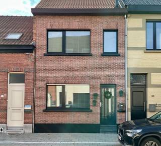 OPEN DAGEN zaterdag 27 en zondag 28 maart op afspraak (+32498875373)<br /><br />Deze charmante en instapklare gezinswoning bevindt zich in een doodlopende straat, gelegen nabij de bruisende dorpskern van Schoten en dichtbij verschillende uitgangswegen. Op loopafstand zijn er verschillende openbaar vervoerlijnen. <br /><br />Indeling<br />Op de begane grond komt u binnen in een ruime, lange hal voorzien van een onderhoudsvriendelijke vloer. Rechts in de hal bevindt zich een deur met een trap naar een ruime kelder. Deze is geschikt als berging. Tevens is hier ook de centrale verwarming. Aan de linkerkant loopt u de ruime woonkamer in met dimbare inbouwverlichting. Hierin ligt een prachtige en kwaliteitsvolle Bourgondische eikvloer.<br />De keuken bevindt zich achteraan de woning op de begane grond. Deze betreedt u door een mooie, zwartstalen schuifdeur. <br />Deze recent verbouwde keuken beschikt over twee ovens (waarvan een combi), vaatwasser, ingebouwde koelkast en een gasfornuis met vijf pitten. <br /><br />Via de trap komt u eerst uit bij de buitendeur (met rolluik). Hier bevindt zich een heerlijk, ruim zonneterras georiënteerd op het zuidwesten. Het terras beschikt over een elektrische luifel (incl. afstandbediening). De omvang van de luifel bestrijkt het gehele terras. De luifel sluit automatisch wanneer er te veel wind is. Wanneer u doorloopt komt u uit bij de eerste charmante slaapkamer. Het raam van deze slaapkamer kijkt uit op het zonnige terras en kan afgesloten worden met een rolluik. <br /><br />Naast de eerste slaapkamer bevindt zich een zeer ruime badkamer, inclusief toilet. Voorzien van een regendouche met prachtige natuursteen voor ultiem comfort. Het porseleinen bad is van het merk Villeroy en Boch. Het badkamermeubel heeft twee separate kranen met waskommen en spiegels met verlichting en een ruimte kast. <br />Op deze eerste etage bevindt zich ook een washok.<br />Op de hoogste etage bevind zich nog een ruime slaapkamer die eventueel nog in twee kan gedeeld worden mits klein verbouwing.