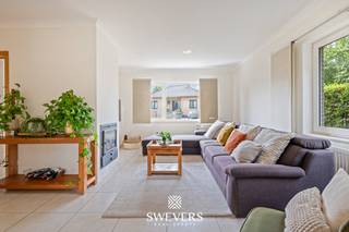 Voor meer info en foto's, surf naar www.swevers.be – Instapklaar gelijkvloerse woning met een bewoonbare oppervlakte van 136 m² op een rustige locatie aan de Abdijstraat 5 in Heusden-Zolder. Het gebouw werd oorspronkelijk opgericht in 1965 en volledig gerenoveerd in 2002. Dankzij de praktische indeling, twee slaapkamers, een ruime privatieve tuin met terras en tal van extra voorzieningen geniet u hier van comfortabel wonen. De leefruimte sluit naadloos aan op de eetkamer en de keuken, terwijl de grootste slaapkamer voldoende plaats biedt voor een dubbel bed en kasten. De tweede slaapkamer is ideaal als bureau, dressing, kinder- of logeerkamer. Verder beschikt de woning over een badkamer, afzonderlijk toilet en wasplaats. Buiten geniet u van een noordoostelijk georiënteerd terras in een ruime, volledig omheinde privatieve tuin met achteraan zicht op agrarisch gebied, wat zorgt voor extra rust en privacy. De buitenruimte wordt aangevuld met een carport van maar liefst 38,67 m², een berging en een achterbouw ingericht als poolhouse met houtkachel, frigo en elektriciteit. Extra troeven zijn de zonnepanelen, airco, inbouwkasten, regenput van 10.000 liter en twee grondwaterputten met pomp. De ligging is bovendien bijzonder praktisch, vlak bij een fietsroute en op korte afstand van openbaar vervoer, scholen, winkels, restaurants en ontspanning. Een ruim en verzorgde woning waar comfort, functionaliteit en een rustige woonomgeving perfect samenkomen. Voor meer informatie, bel 011 255 155. Bron bewoonbare oppervlakte: EPC – verslag.