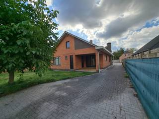 <p>Een ruime woning bestaande op het gelijkvloers uit een inkomhal, woonkamer met daarachter een ruime keuken met aansluitend een bergplaats. Verder zijn er op het gelijkvloers 3 slaapkamers, bureeltje, een badkamer en een afzonderlijk toilet. In de inkom achteraan staat de trap om naar de polyvalente zolder te gaan. De zolder is afgewerkt met hout en biedt diverse mogelijkheden. Achter de woning is er een overdekt terras met zicht op de tuin. Achteraan op het perceel staat er een garage voor 2 wagens. </p>