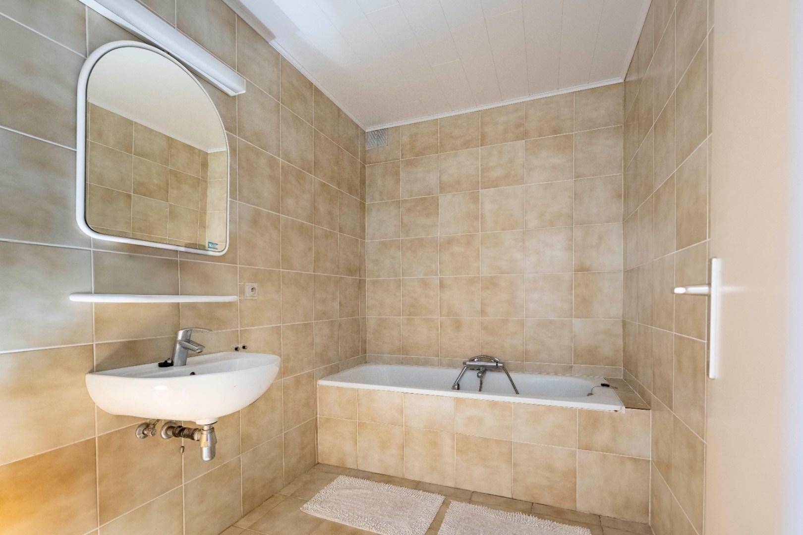 Gelijkvloers 2- slaapkamer appartement met garage - foto 5