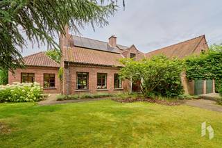 Mooie, riante villa met 5 slaapkamers en meerdere mogelijkheden vanwege de praktijkruimte, gelegen op een prachtig perceel van 1575 m² met zwembad.De...