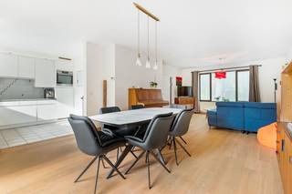 In een rustige en residentiële wijk in Brasschaat, op korte afstand van het centrum, de Golf van Brasschaat en het Park van Brasschaat, bevindt zich deze verzorgde en energiezuinige halfopen woning uit 1993. De woning combineert een aangename ligging met een praktische indeling, vier slaapkamers, een zonnige zuidgerichte tuin en een vlotte bereikbaarheid dankzij de nabijheid van verschillende invalswegen.<br /><br />Via de inkomhal met ingemaakte vestiairekast en gastentoilet betreden we de ruime en lichtrijke leefruimte, afgewerkt met parketvloer en met rechtstreeks zicht op de tuin. Aansluitend bevindt zich de volledig geïnstalleerde en goed onderhouden keuken. Naast de keuken vinden we een praktische berging met aansluitingen voor wasmachine en droogkast. Vanuit de leefruimte is er rechtstreeks toegang tot de aangename zuidgerichte tuin. <br /><br />Op de eerste verdieping bevinden zich drie kamers, die naar wens kunnen worden ingericht als drie slaapkamers of als twee slaapkamers en een afzonderlijke bureauruimte.<br />Verder vinden we op deze verdieping de badkamer, uitgerust met zowel een ligbad als douche.<br /><br />De tweede verdieping omvat een ruime zolderverdieping die perfect dienst kan doen als volwaardige vierde slaapkamer.<br />Dankzij de royale oppervlakte biedt deze verdieping bovendien de mogelijkheid om verder opgedeeld te worden en zo eventueel twee afzonderlijke slaapkamers te creëren.<br /><br />Aansluitend aan de tuin en woning bevindt zich een garage met automatische poort, wat zorgt voor bijkomend parkeercomfort en extra bergruimte.<br />Aan de garage is tevens een laadvoorziening voor een elektrische wagen aanwezig, die indien gewenst mee kan worden aangekocht.<br /><br />Tot slot beschikt de woning over een zonnepaneleninstallatie, een gunstig energielabel B en een asbestveilig attest.<br />Dit alles maakt van deze woning een comfortabele en energiezuinige gezinswoning op een bijzonder aangename locatie in Brasschaat.<br /><br />Troeven: <br />+ 4 slaapkamers<br />+ Tuin<br />+ Garage met automatische poort<br />+ Laadvoorziening <br />+ Zonnepanelen<br />+ Gunstige EPC - B<br /><br />Interesse in deze woning?<br />Contacteer ons via 03 337 50 70 of info@vbvastgoed.be voor meer info of een bezoek ter plaatse.