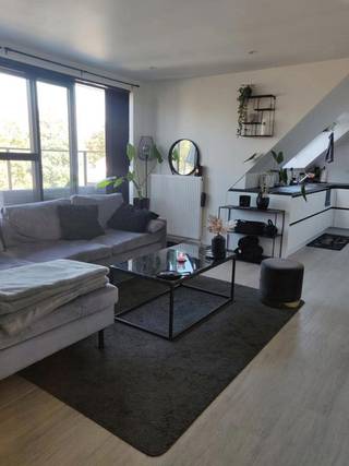 Recent appartement gelegen op het 2e verdiep in Branst bestaande uit: inkomhal, apart toilet, leefruimte, volledig geïnstalleerde keuken, berging...