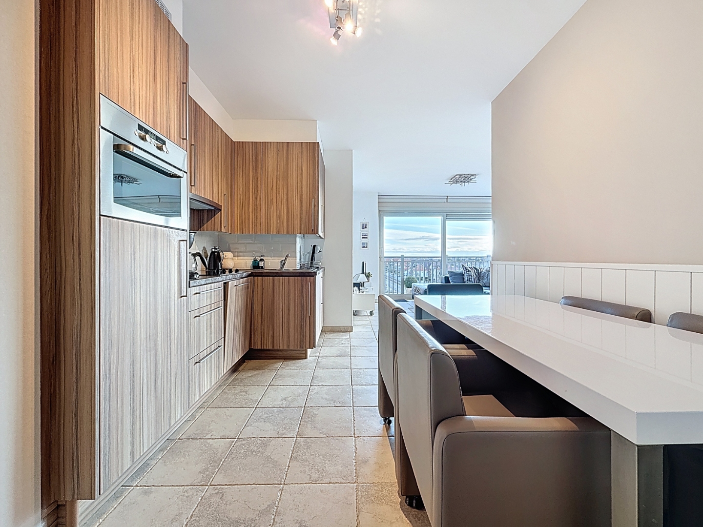 Élégant appartement d’angle idéalement situé à proximité de la mer, des commerces et des promenades, offrant une vue imprenable ! - photo 3